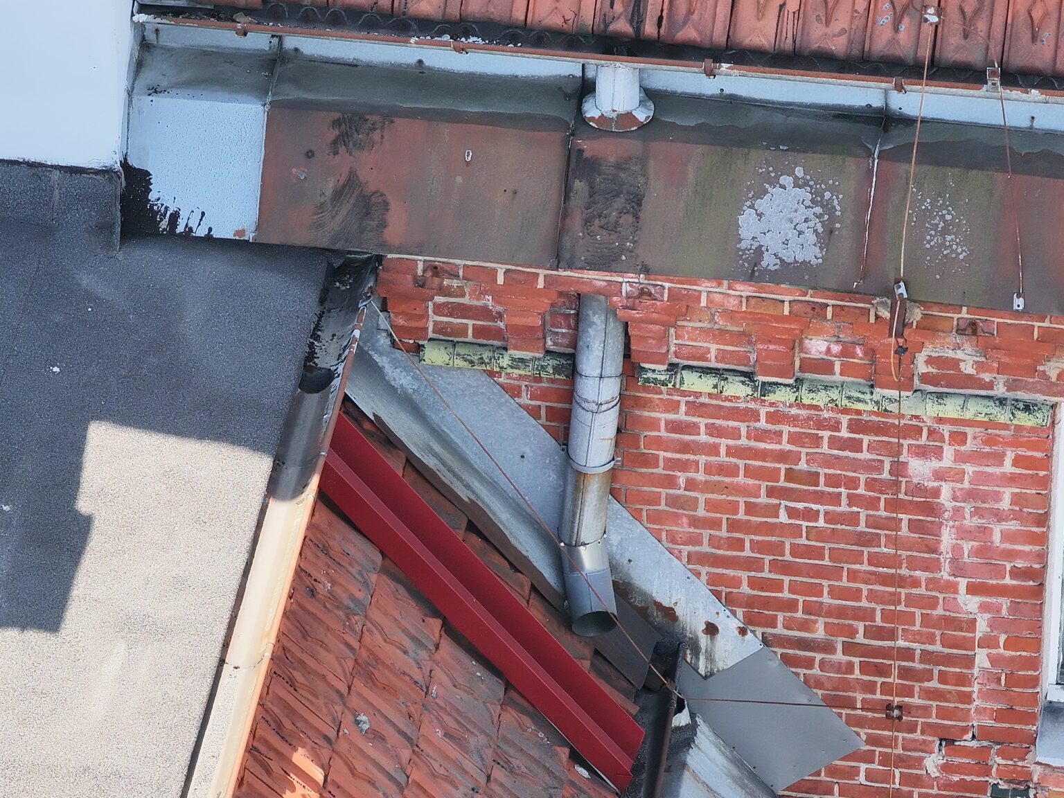 Inspekcja dachu i elewacji z drona – dokładna analiza konstrukcji budynku