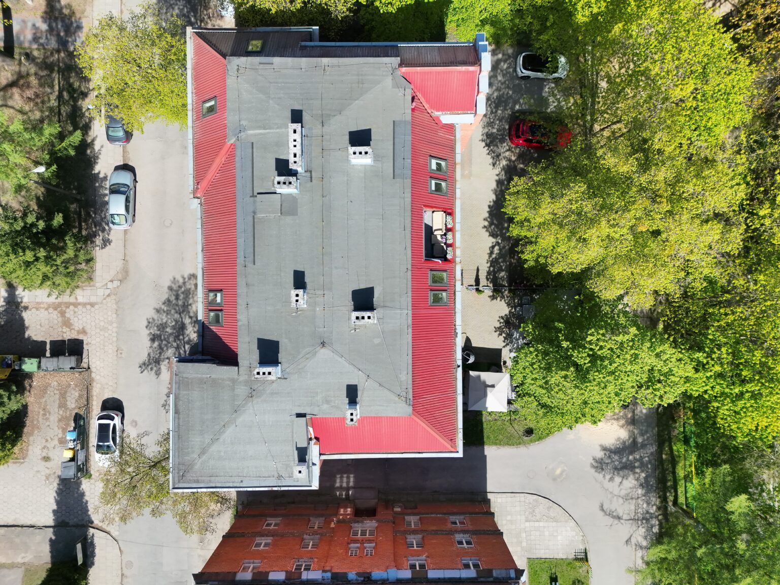 Inspekcja dachu dronem – kontrola stanu pokrycia i konstrukcji dachowej