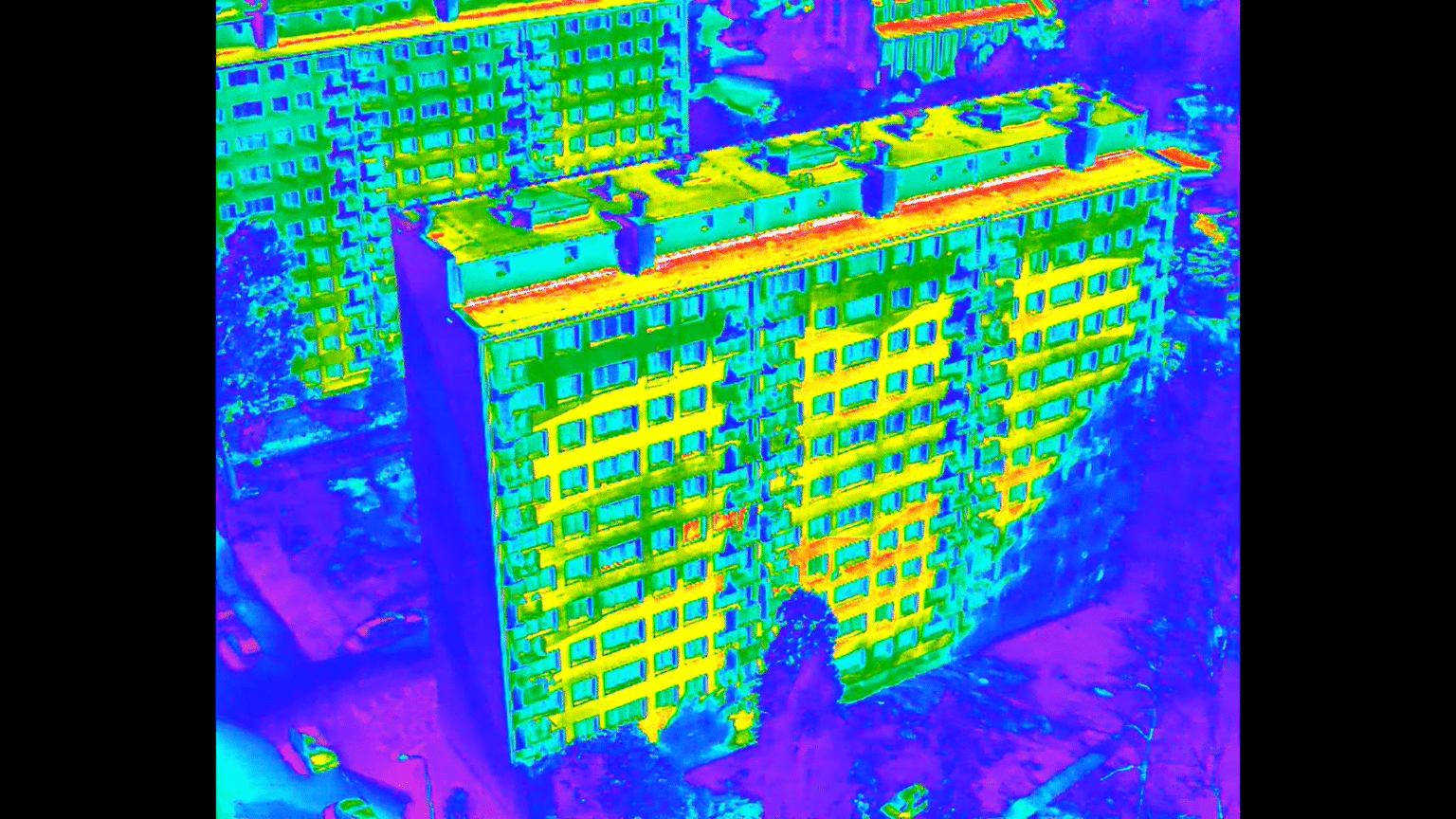Inspekcja termowizyjna bloku mieszkalnego dronem – wykrywanie strat ciepła i problemów izolacyjnych